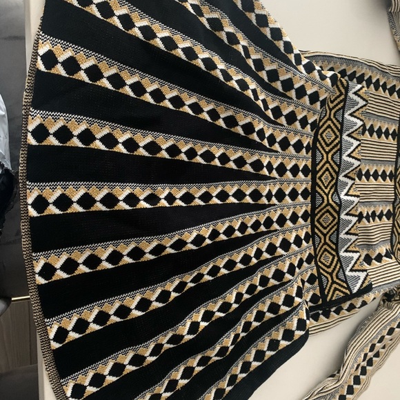 Beautiful Gold Patterned 2PC Set - Never worn - Picture 3 of 7